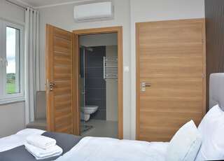 Отели типа «постель и завтрак» Hotelik 51 Пасленк Двухместный номер с 1 кроватью или 2 отдельными кроватями и ванной комнатой-2